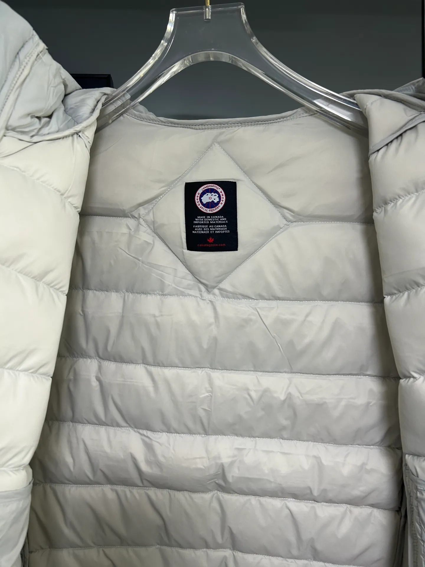 P660 CANADA GOOSE Canada Goose Crofton solid color hooded zipper outdoor warm rib down jacket 90 down filling 750 fill power Tajima embroidery white duck down short lightweight hooded down jacket jacket small zipper pocket on the chest side for storing things The Thorium AR hooded model is versatile, durable and warm. It can be used as a mid-layer in winter and winter, or worn alone. It can also be easily worn with hard-shell clothing in cold environments.     The fabric has been improved with AratoTM30 nylon fabric with fine texture, which is super warm and very wear-resistant. It is also treated with DWR, which can effectively prevent water and moisture.     DownCompositeMapping zone filling technology can reasonably allocate down insulation and synthetic insulation areas. The simple design of StormHoodM is made of synthetic insulation materials. Zippered hand pockets, inner zipper pockets. Combination of technology and technology. Lightweight and warm. Three-dimensional tailoring. Hooded design. Complete three-label accessories. What you see is what you get. Same style for men and women. Color: off-white. Size: M-3XL.